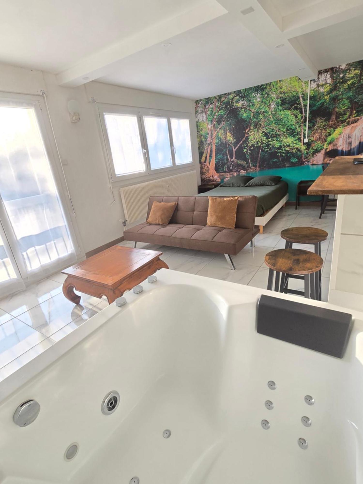 Exotic Balcon Wifi Netlfix Parking Apartment